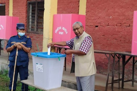 प्रदेश सभा सदस्य गिरीद्वारा पहिलो मतदान